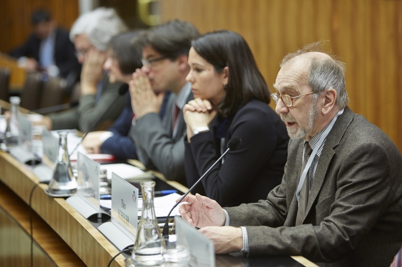 Universität Marburg Theo Schiller (re) bei seinem Referat