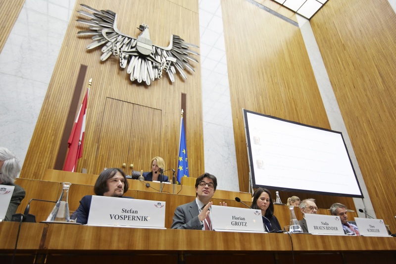 Auf der Regierungsbank v.li.: Leiter des Ateliers für Direkte Demokratie in St. Ursanne Andreas Gross, Politikwissenschaftler Stefan Vospernik, Helmut-Schmidt-Univeristät Hamburg Florian Grotz bei seinem Referat, Deutsches Forschungsinstitut für öffentliche Verwaltung in Speyer Nadja Braun-Binder, Universität Marburg Theo Schiller und Universität Bonn Frank Decker. Am Präsidium Nationalratspräsidentin Doris Bures (S)