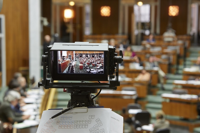 ORF-Kamera mit Blick in Richtung EnqueteteilnehmerInnen