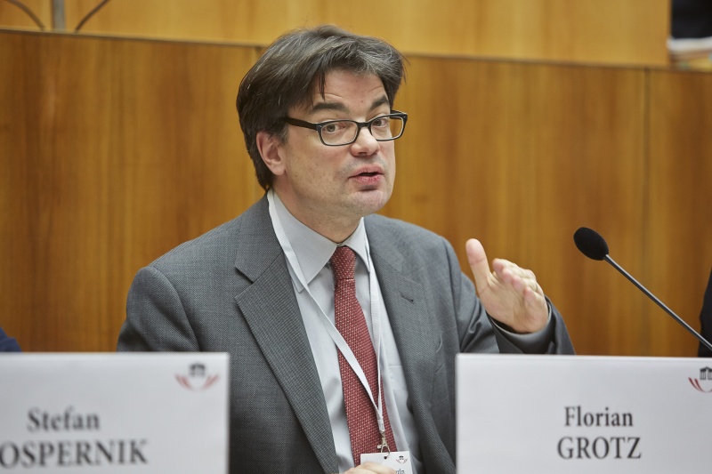 Helmut-Schmidt-Universität Hamburg Florian Grotz bei seinem Referat