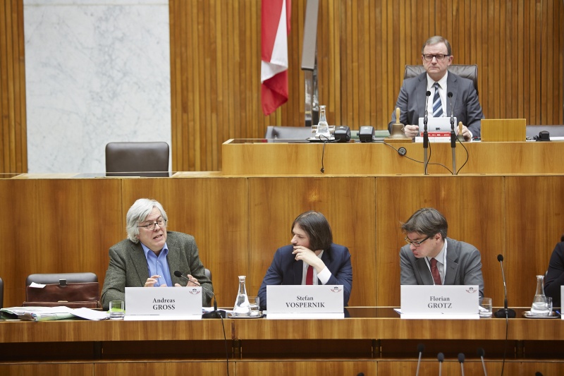 Regierungsbank v.li.: Leiter des Ateliers für Direkte Demokratie in St. Ursanne Andreas Gross bei seinem Referat, Politikwissenschaftler Stefan Vospernik und Helmut-Schmidt-Univeristät Hamburg Florian Grotz. Am Präsidium Zweiter Nationalratspräsident Karlheinz Kopf (V)