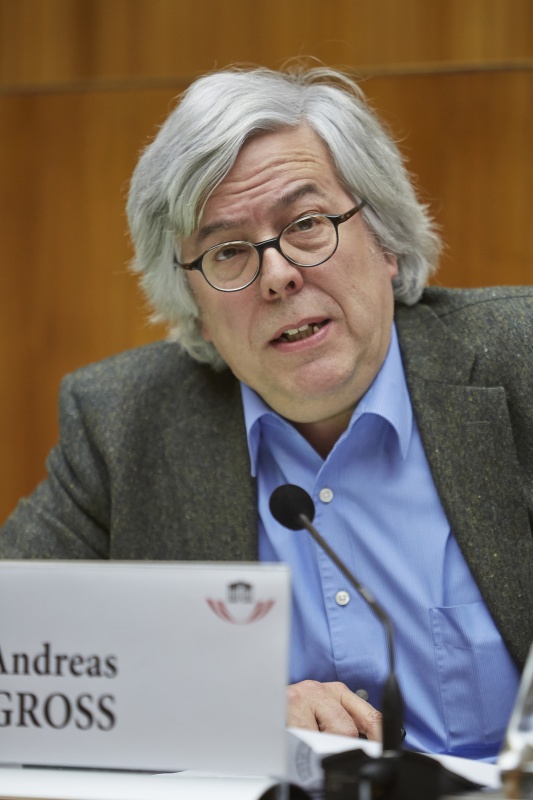 Leiter des Ateliers für Direkte Demokratie in St. Ursanne Andreas Gross bei seinem Referat