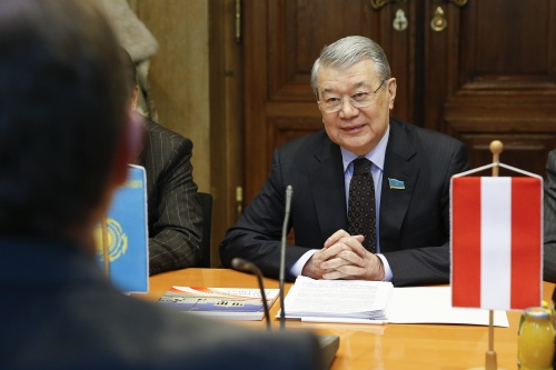 Senatsabgeordneter Ikram Adyrbekov der Republik Kasachstan während der Aussprache