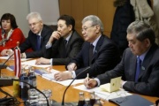 Kasachische Delegation mit dem Senatsabgeordneten Ikram Adyrbekov (2.v.r) während der Aussprache