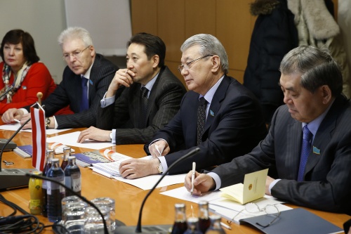 Kasachische Delegation mit dem Senatsabgeordneten Ikram Adyrbekov (2.v.r) während der Aussprache