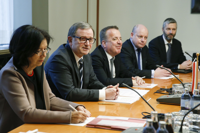 Österreichische Delegation. v.li.: Nationalratsabgeordnete Christine Muttonen (S), Zweiter Nationalratspräsident Karlheinz Kopf (V) und Parlamentsbedienstete während der Aussprache