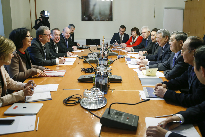 Linke Bildhälfte: Österreichische Delegation mit Nationalratsabgeordneter Christine Muttonen (S) (2.v.li) und dem zweiten Nationalratspräsidenten Karlheinz Kopf (V) (3.v.li.). Rechte Bildhälfte: Kasachische Delegation mit dem Senatsabgeordneten Ikram Adyrbekov (4.v.r)