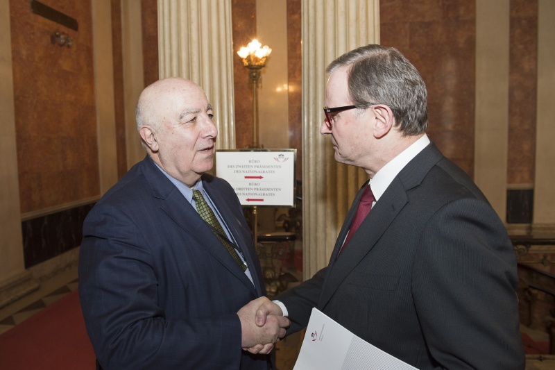 v.li.: Georgische Delegationsleiter Tedo Japaridze wird vom zweiten Nationalratspräsidenten Karlheinz Kopf (V) begrüßt