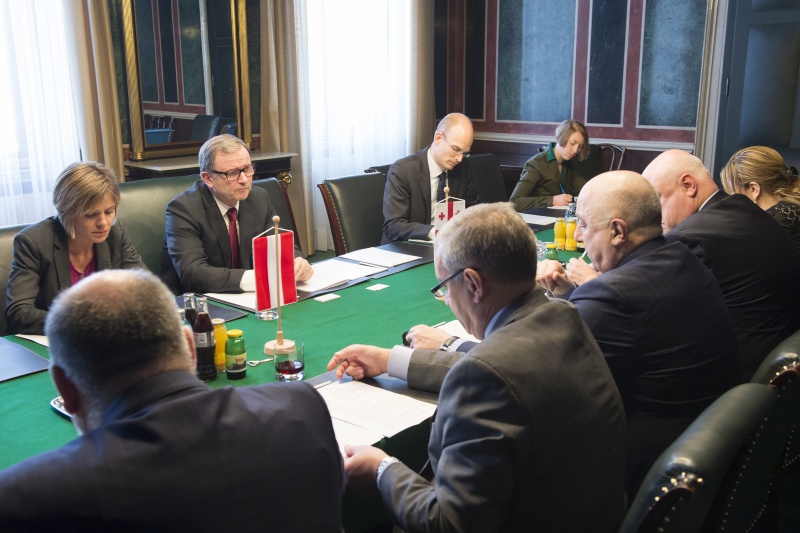 Aussprache. Linke Bildhälfte: Österreichische Delegation mit dem zweiten Nationalratspräsidenten Karlheinz Kopf (V) (2.v.li.). Rechte Bildhälfte: Georgische Delegation mit Delegationsleiter Tedo Japaridze (3.v.re.).