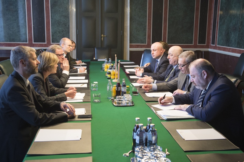 Aussprache. Linke Bildhälfte: Österreichische Delegation mit dem zweiten Nationalratspräsidenten  Karlheinz Kopf (V) (3.v.li.). Rechte Bildhälfte: Georgische Delegation mit Delegationsleiter Tedo Japaridze (3.v.re.).