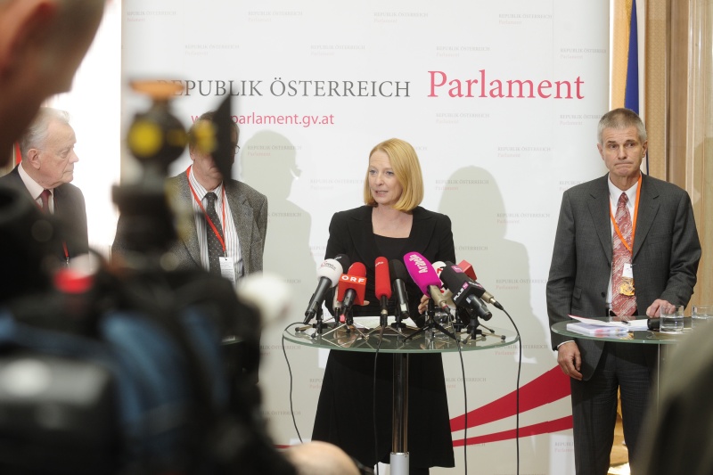 v.li.: Verfahrensanwalt-Stellvertreter Klaus Hoffmann, Nationalratspräsidentin Doris Bures (S) am Wort und Verfahrensrichter Walter Pilgermair
