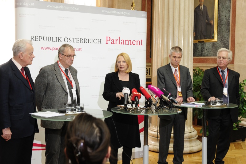 v.li.: Verfahrensanwalt-Stellvertreter Klaus Hoffmann, Verfahrensanwalt Bruno Binder,  Nationalratspräsidentin Doris Bures (S) am Wort, Verfahrensrichter Walter Pilgermair und Verfahrensrichter-Stellvertreter Walter Hellmich während dem Pressegespräch