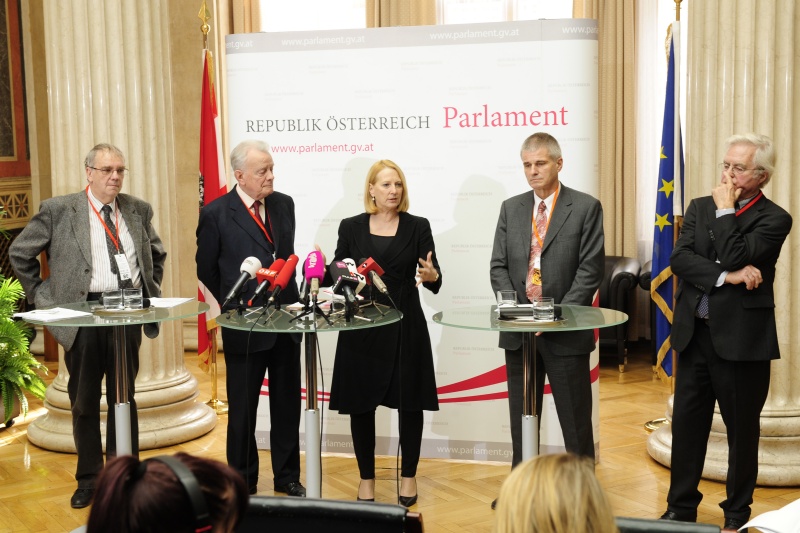 v.li.: Verfahrensanwalt Bruno Binder, Verfahrensanwalt-Stellvertreter Klaus Hoffmann, Nationalratspräsidentin Doris Bures (S) am Wort, Verfahrensrichter Walter Pilgermair und Verfahrensrichter-Stellvertreter Walter Hellmich während dem Pressegespräch