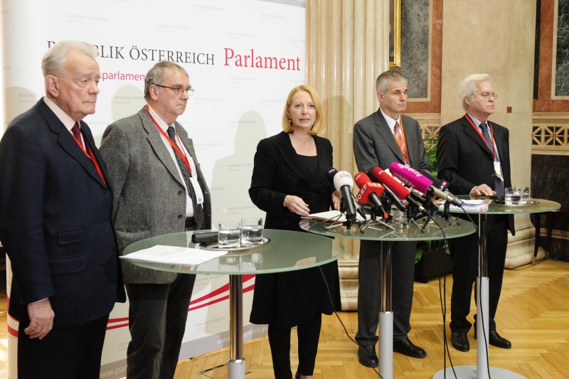 v.li.: Verfahrensanwalt-Stellvertreter Klaus Hoffmann, Verfahrensanwalt Bruno Binder,  Nationalratspräsidentin Doris Bures (S) am Wort, Verfahrensrichter Walter Pilgermair und Verfahrensrichter-Stellvertreter Walter Hellmich während dem Pressegespräch