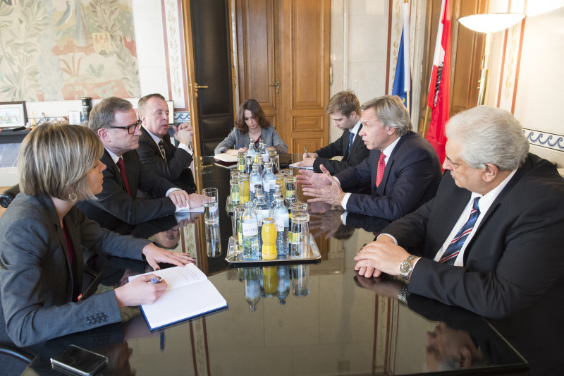 Aussprache. Linke Seite: Zweite Nationalratspräsident Karlheinz Kopf (V) (Mitte). Rechte Seite die Russische Delegation v.re.: Attache der Botschaft und Dolmetscher Denis Popov, Obmann des aussenpolitischen Ausschusses der russischen Staatsduma Alexei Konstantinowitsch Puschkow und der Botschafter der Russischen Föderation Sergej Netschajew