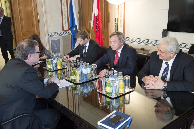 Aussprache. Linke Seite: Zweiter Nationalratspräsident Karlheinz Kopf (V). Rechte Seite die Russische Delegation v.li.: Attache der Botschaft und Dolmetscher Denis Popov, Obmann des aussenpolitischen Ausschusses der russischen Staatsduma Alexei Konstantinowitsch Puschkow und der Botschafter der Russischen Föderation Sergej Netschajew (re.)