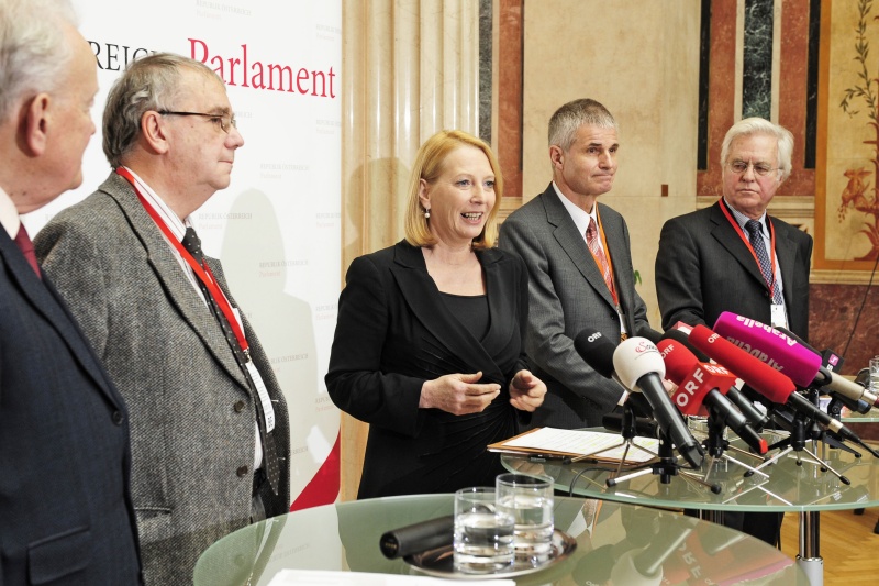 v.li.: Verfahrensanwalt-Stellvertreter Klaus Hoffmann, Verfahrensanwalt Bruno Binder,  Nationalratspräsidentin Doris Bures (S) am Wort, Verfahrensrichter Walter Pilgermair und Verfahrensrichter-Stellvertreter Walter Hellmich während dem Pressegespräch