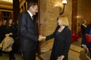 Nationalratspräsidentin Doris Bures (S) begrüßt den Parlamentspräsidenten von Montenegro Ranko Krivokapic