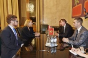 Nationalratspräsidentin Doris Bures (S) (2.v.li.)  im Gespräch mit dem Parlamentspräsidenten von Montenegro Ranko Krivokapic (2.v.re.)