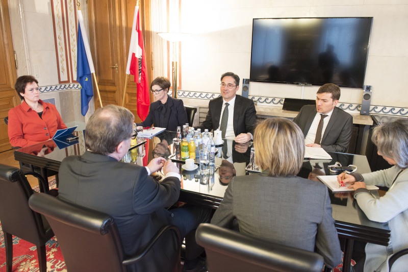 Südtiroler Delegation v.li.: Sprecherin Elisabeth Augustin, Landeshauptmann von Südtirol Arno Kompatscher und Kabinettchef Dominik Holzer. Rechte Seite v.li.: Zweiter Nationalratspräsident Karlheinz Kopf (V). Parlamentsbedienstete (Mitte re. u. li. )