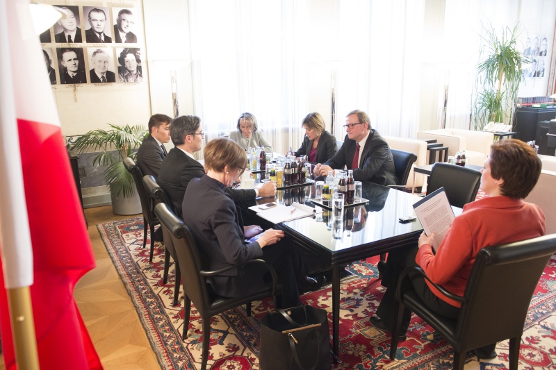 Linke Seite. Südtiroler Delegation v.li.: Sprecherin Elisabeth Augustin, Landeshauptmann von Südtirol Arno Kompatscher und Kabinettchef Dominik Holzer. Rechte Seite v.li.: Zweiter Nationalratspräsident Karlheinz Kopf (V). Parlamentsbedienstete (Mitte re. u. li. )