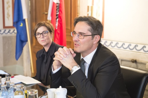 Aussprache. Südtiroler Delegation v.li.: Sprecherin Elisabeth Augustin und Landeshauptmann von Südtirol Arno Kompatscher