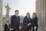 v.re.: Nationalratspräsidentin Doris Bures (S) begrüßt den Präsidenten des Europäischen Parlaments Martin Schulz. Parlamentsdirektor Harald Dossi (li)