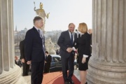 v.re.: Nationalratspräsidentin Doris Bures (S) begrüßt den Präsidenten des Europäischen Parlaments Martin Schulz und Parlamentsdirektor Harald Dossi