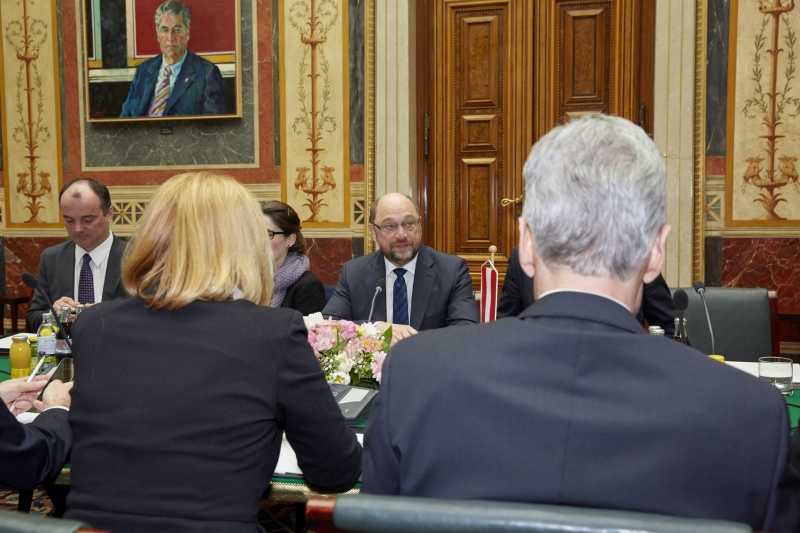 Aussprache zwischen dem Präsident des Europäischen Parlaments Martin Schulz (Mitte) und Nationalratspräsidentin Doris Bures
