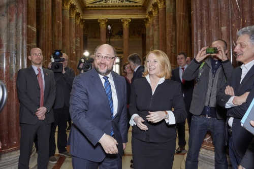 v.li.: Der Präsident des Europäischen Parlaments Martin Schulz und Nationalratspräsidentin Doris Bures (S) in der Säulenhalle
