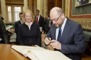 v.re.: Der Präsident des Europäischen Parlaments Martin Schulz beim Eintrag in das Gästebuch des und Nationalratspräsidentin Doris Bures (S)