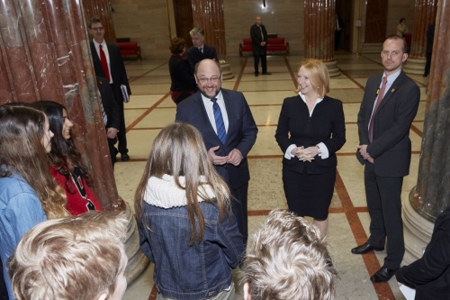v.li.: Der Präsident des Europäischen Parlaments Martin Schulz und Nationalratspräsidentin Doris Bures (S) begrüßen eine Schülergruppe aus Linz