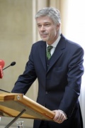 Parlamentsdirektor Harald Dossi  bei seiner Ansprache am Rednerpult