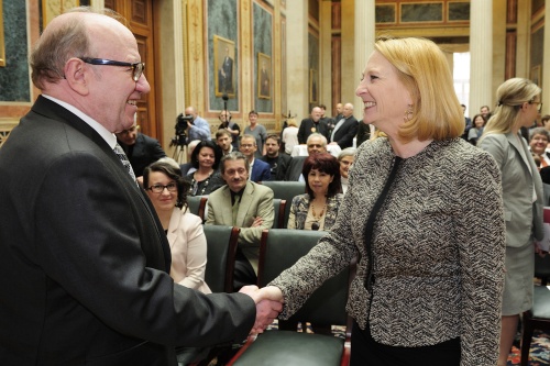 v.re.: Nationalratspräsidentin Doris Bures (S) begrüßt Herrn Rudolf Wahl