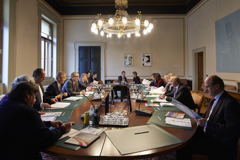 Aussprache. Linke Tischhälfte: Österreichische Delegation mit dem Zweiten Nationalratspräsidenten Karlheinz Kopf (V) (5.v.li.). Rechte Tischhälfte: Schweizer Delegation mit der Schweizer Delegationsleiterin Susanne Leutenegger Oberholzer (5.v.re.)