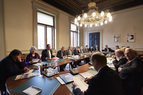 Österreichische Delegation mit dem Zweiten Nationalratspräsidenten Karlheinz Kopf (V) bei der Aussprache mit der Schweizer Delegation