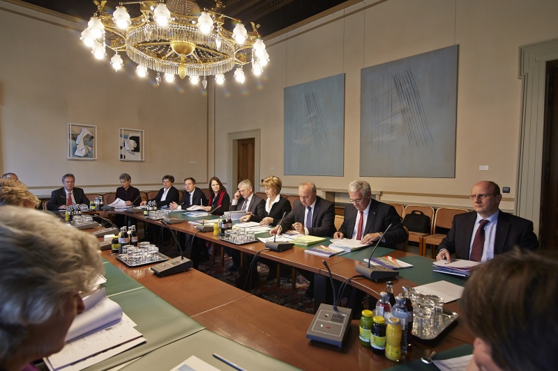 Schweizer Delegation mit Delegationsleiterin Susanne Leutenegger Oberholzer (4.v.re.) während der Aussprache