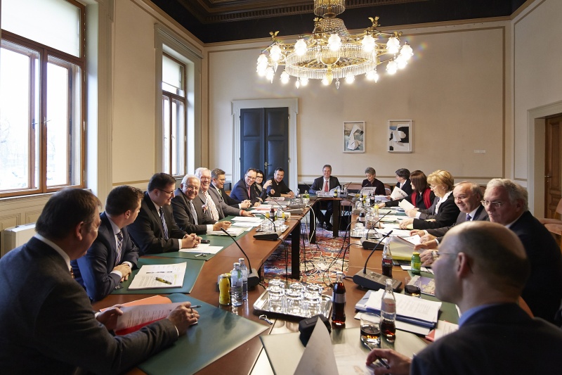 Aussprache. Linke Tischhälfte: Österreichische Delegation mit dem Leiter des Verkehrsausschusses Anton Heinzl (S) (5.v.öii.). Rechte Tischhälfte: Schweizer Delegation mit Delegationsleiterin Susanne Leutenegger Oberholzer (4.v.re.)