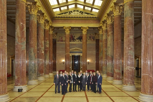 Gruppenaufnahme der schweizer und österreichischen Delegation in der Säulenhalle
