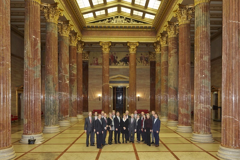 Gruppenaufnahme der schweizer und österreichischen Delegation in der Säulenhalle