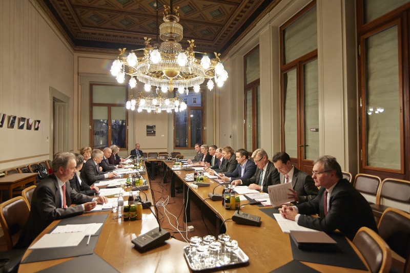 Aussprache. Linke Bildhälfte mit der schweizer Delegation. Rechte Bildhälfte mit der Österreichischen Delegation. Bundesrat Magnus Brunner (V) begrüßt die schweizer Gäste