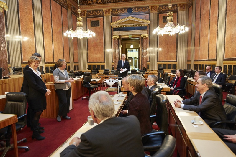 v.li. Die schweizer Delegationsleiterin Susanne Leutenegger Oberholzer, Bundesrat Magnus Brunner (V) und Bundesratspräsidentin Sonja Zwazl (V) im Gespräch mit den Mitglieder der schweizer Delegation im Bundesratssitzungssaal