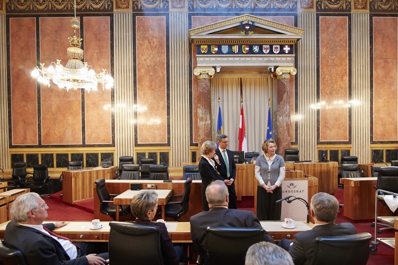 v.li. Die schweizer Delegationsleiterin Susanne Leutenegger Oberholzer, Bundesrat Magnus Brunner (V) und Bundesratspräsidentin Sonja Zwazl (V) im Gespräch mit den Mitglieder der schweizer Delegation im Bundesratssitzungssaal