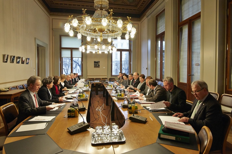 Aussprache. Linke Tischhälfte: Schweizer Delegation mit der schweizer Delegationsleiterin Susanne Leutenegger Oberholzer (4.v.li.). Rechte Tischhälfte: Österreichische Delegation mit Nationalratsabgeordneten Otto Pendl (S) (6.v.re.)