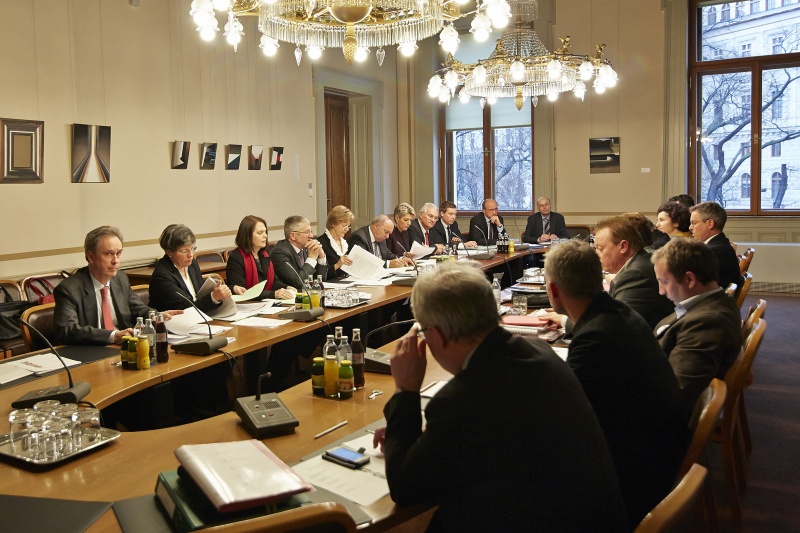 Linke Tischhälfte: Schweizer Delegation mit der schweizer Delegationsleiterin Susanne Leutenegger Oberholzer (5.v.li.) während der Aussprache