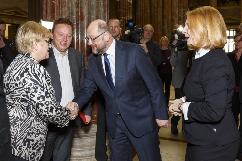 Präsident des Europäischen Parlaments Martin Schulz (2.v.re.) begrüßt Nationalratsabgeordnete Dorothea Schittenhelm (V).  Nationalratspräsidentin Doris Bures (S) (re.)