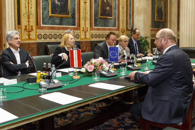 Aussprache. v.li.: Nationalratsabgeordneter Josef Cap (S), Nationalratspräsidentin Doris Bures (S), Nationalratsabgeordneter Hannes Weninger (S), Nationalratsabgeordnete Dorothea Schittenhelm (V) und Nationalratsabgeordneter Johannes Hübner (F).  Präsident des Europäischen Parlaments Martin Schulz (re.)