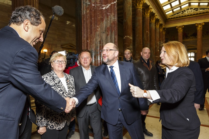 Präsident des Europäischen Parlaments Martin Schulz (2.v.re.) begrüßt Nationalratsabgeordneten Johannes Hübner (F).  Nationalratspräsidentin Doris Bures (S) (re.)
