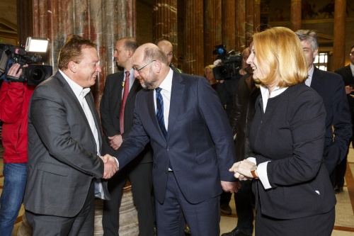 Präsident des Europäischen Parlaments Martin Schulz (Mitte) begrüßt Nationalratsabgeordneten Hannes Weninger (S).  Nationalratspräsidentin Doris Bures (S) (re.)