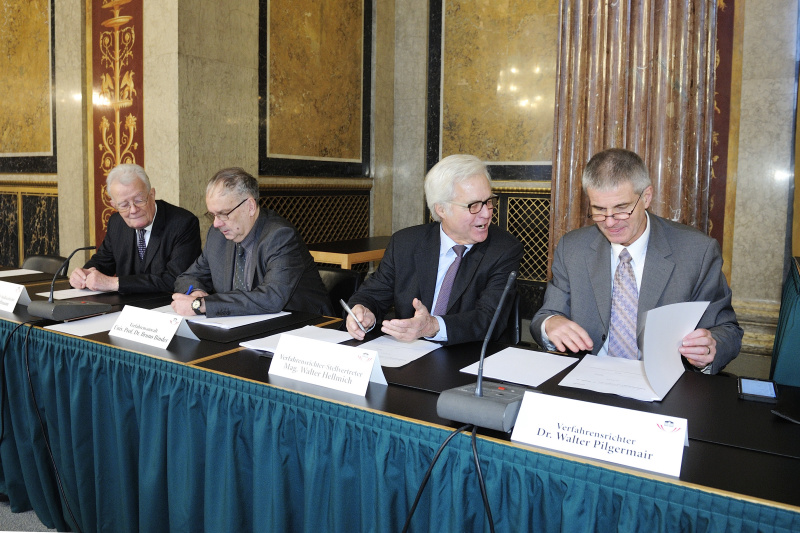 v.li.: Verfahrensanwalt-Stellvertreter Klaus Hoffmann, Verfahrensanwalt Bruno Binder, Verfahrensrichter-Stellvertreter Walter Hellmich und Verfahrensrichter Walter Pilgermair